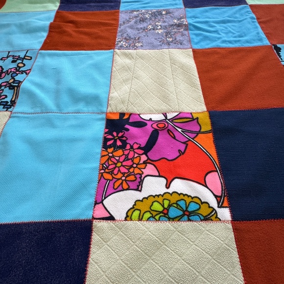 Vintage 70s handmade quilt/patchwork, reversible heavy quilt, twin size bed - Picture 2 of 7